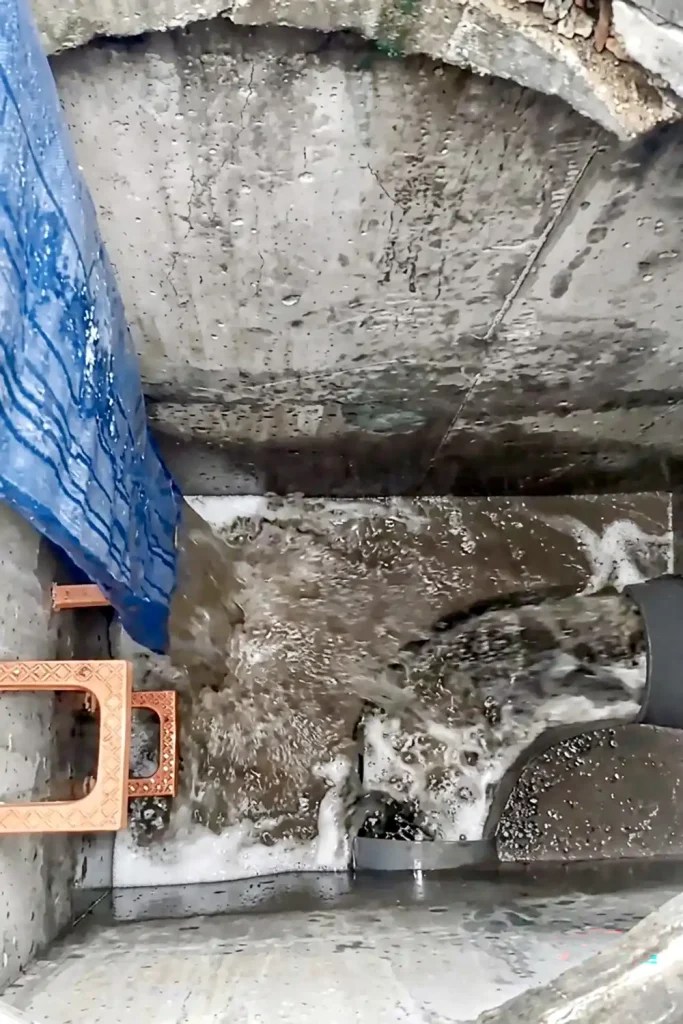 Active discharge flow within the chamber – visual evidence of the system managing high-inflow conditions